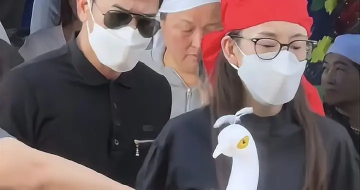 那个在县城灵堂里戴红孝的男人，让我重新相信了婚姻