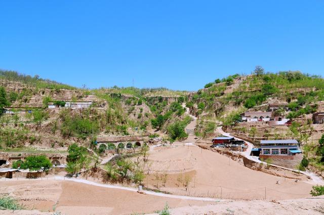 翻越吕梁山，从山区来到“沙漠”（黄土高原）