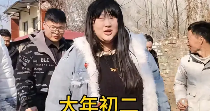 大衣哥女儿回娘家 家门口发生恶心一幕 她带的礼品曝光 没一个实用的