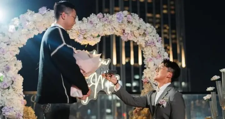 香港前新闻王子自曝出柜，高调官宣和男友婚期，母亲曾以死相逼