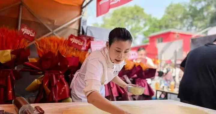 她把这种七彩多肉花卷的独门技艺传播到了海外