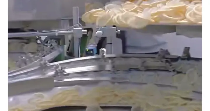 《避孕套也要涨30%？中东战火的蝴蝶效应，已经飞到你生活里了》