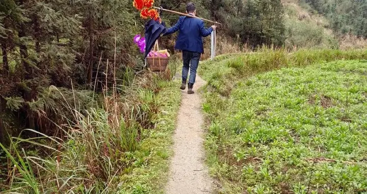 清明节惊现：一人代祭，承载全家对先人的哀思