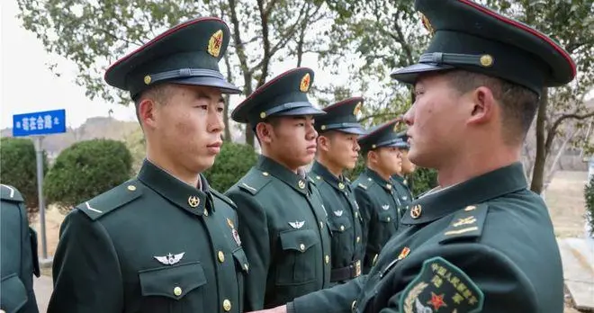 快退伍了，是回学校继续上学，还是留队转军士，该如何选呢？