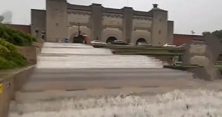 上海天直接“漏瓢”！一小时泼完整月雨水，马路变河道……