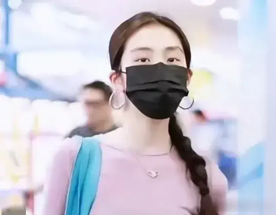 黄磊女儿回国，曲线傲人身材五五分，背500元包，动机惹网友不满