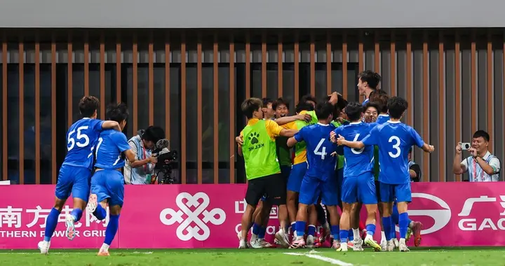 0-1结束了！上海补时遭点球绝杀，81岁徐根宝累到说不出话