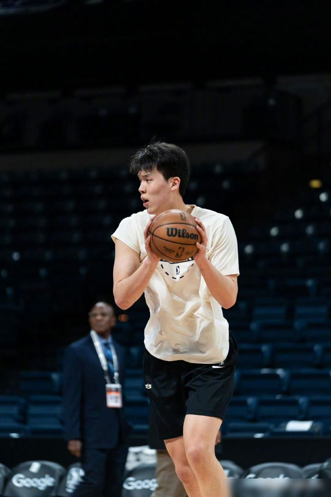 杨瀚森竟给自己NBA首秀打四五十分，这小子是真敢说。 刚打完，他就跟...