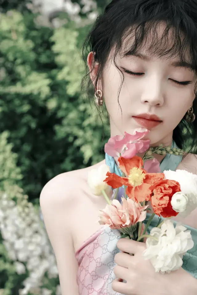 花海里的田曦薇真的美爆了