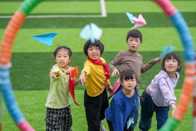 真正的教育，不是“放手不管”，而是“逐渐引导孩子的主见”