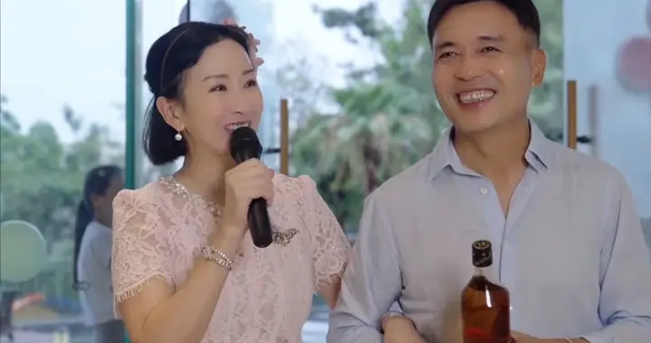 55岁港姐嫁内蒙古富商10年，夫妻回结婚地庆祝，请了50人场面热闹