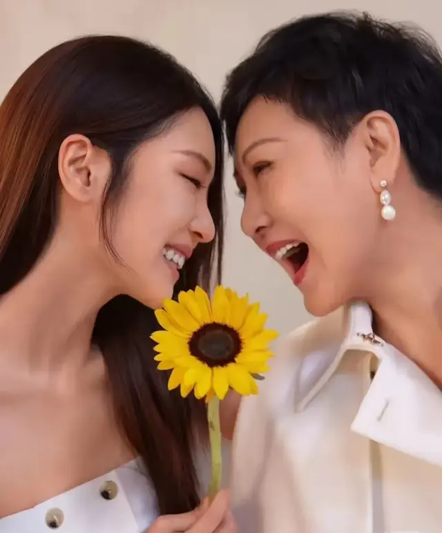 母亲节，62岁张凯丽带女儿拍大片！