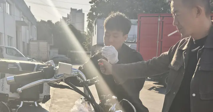 木架已经打好，我的摩托车可以安心托运回四川了。