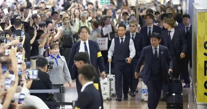 虽败犹荣！日本男足止步世界杯32强，回国获球迷英雄式礼遇