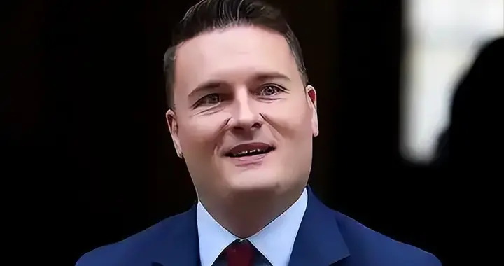 一边夸特朗普，一边拒绝去打仗，英国新防长这马屁，拍得滴水不漏