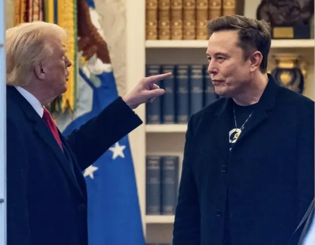 马斯克新党支持率太猛了！124万选民倒戈，特朗普回怼：简直荒谬