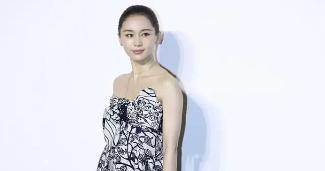 38岁王子文与52岁贾静雯撞衫，差别太大，1个修身显瘦，1个如孕妇