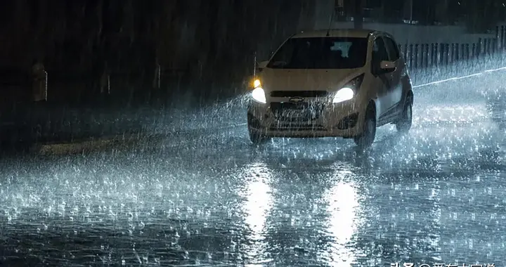 下暴雨开车，雨水撞击车头，会不会被吸入气缸？