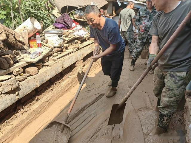 陕西志丹金丁镇组织民兵应急排驰援志丹开展灾后重建工作