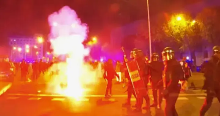 “狗X养的桑切斯！”西班牙民众爆发抗议，和防暴警察对攻！