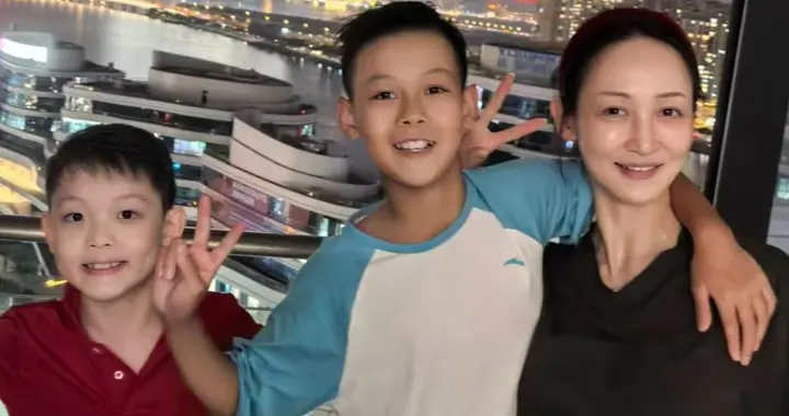 王皓老婆带娃旅游，小儿子像爸爸颜值高，39岁闫博雅身材好会打扮