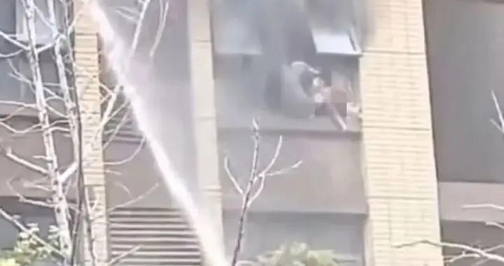 连云港火灾，为何眼睁睁看母女挂窗外半小时坠楼？