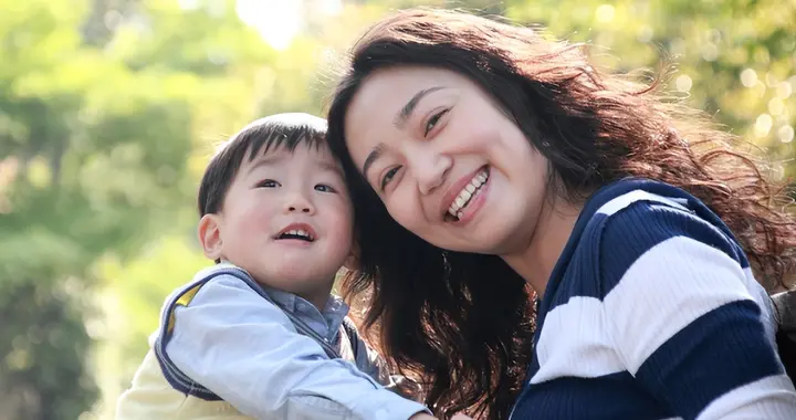 “负债2万，刷信用卡带娃去迪士尼”最危险的教育，踮起脚养孩子