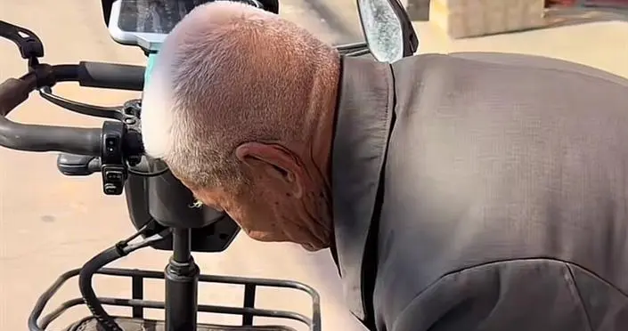 八旬独居老人超市购面遇暖心一幕 陌生人善举温暖寒冬