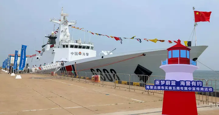灵山舰搭载智能水炮，压强是消防水枪20倍，专治各种海上不服