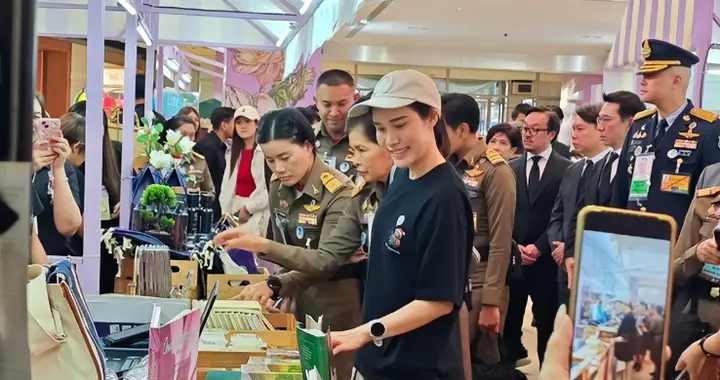 85后诗妮娜贵妃穿私服逛商场，戴棒球帽穿休闲鞋，主打一个松弛感