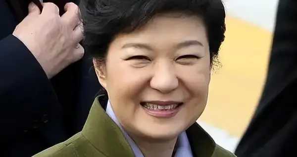 出狱后的朴槿惠生活状态曝光：入住1676平别墅，与小10岁律师相伴
