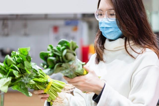 流感高发期，建议出门戴好口罩，在家多吃菌菇、猕猴桃、红薯
