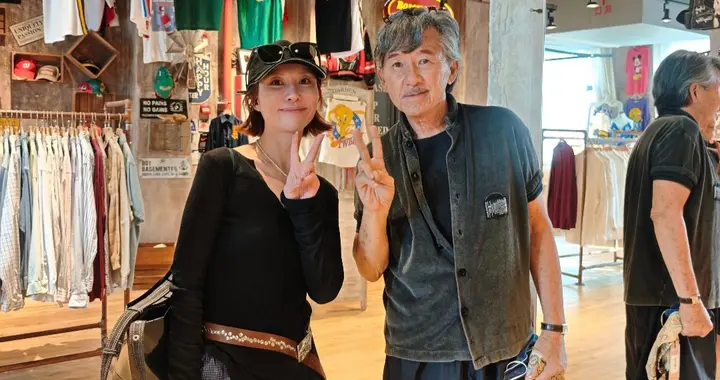 79岁林子祥和老婆上海购物，叶蒨文打扮贵气，脖子上挂着几串珍珠