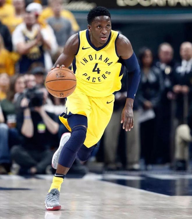 2018年季后赛，印第安纳银行家生活球馆。🏀  奥拉迪波在勒布朗面前...