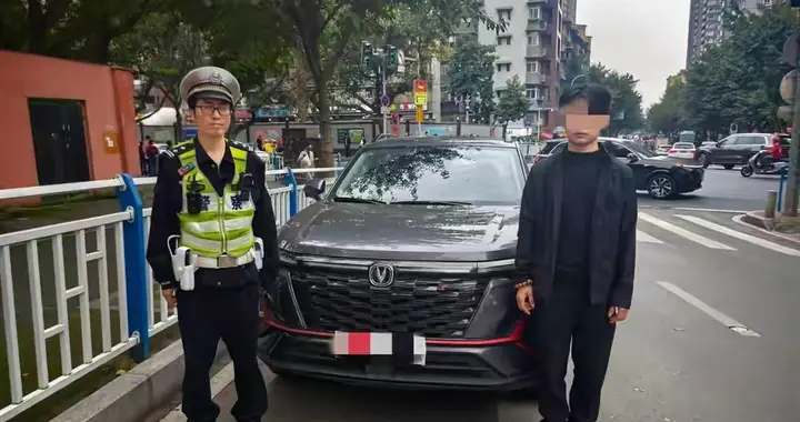渝中男子开“新车”被查！临牌过期两月还无证，车被暂扣