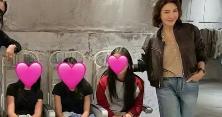 黎姿带三个女儿上海出游，母女四人同框似姐妹花，大女儿都16岁了