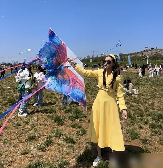 赌王四太一家潍坊撒欢！何超欣变公主，奚梦瑶带娃圈粉
