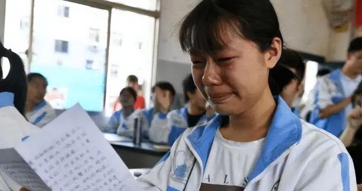 峨眉山某中学被指违规公布学生成绩排名，教育局：个别现象，整改