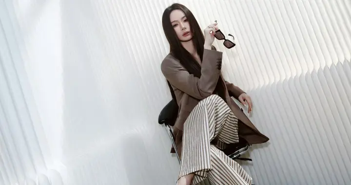 戚薇脚踩白色高跟，美成妈咪级别了