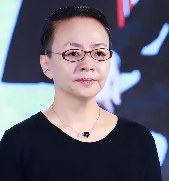 宋丹丹潇洒逛街，再看嫁给英达28年的梁欢现状，冯小刚的话说对了