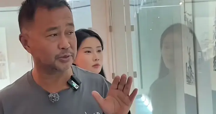 沈巍带众主播参观艺术馆，被工作人员防小偷般盯着看，感到很寒心