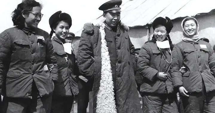1970年王震母亲去世前，央求儿子自己不火化：给妈妈一口棺材吧