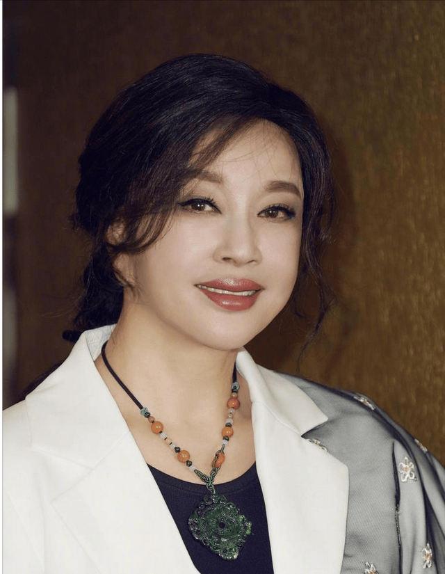 曝刘晓庆第四次离婚，有8个男朋友，一生无儿无女，73岁风采依旧