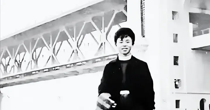 1958年雷锋在武汉长江大桥留下的珍贵照片，这是他的真实容貌