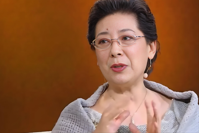 72岁关牧村现状：面色红润气质佳，大官老公很宠她，儿子让她骄傲