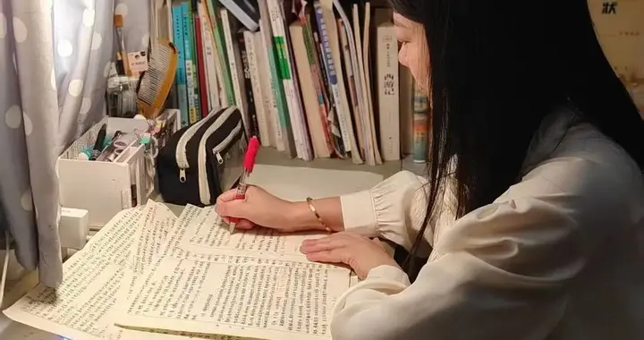 为鼓励初中生女儿，41岁妈妈考上985研究生，获得二等奖学金：原定备考...