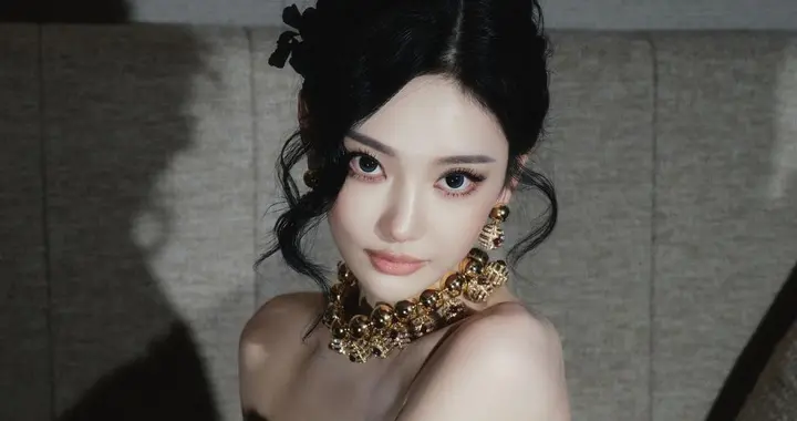 宁艺卓，抹胸黑裙红毯造，贵气的优雅感。