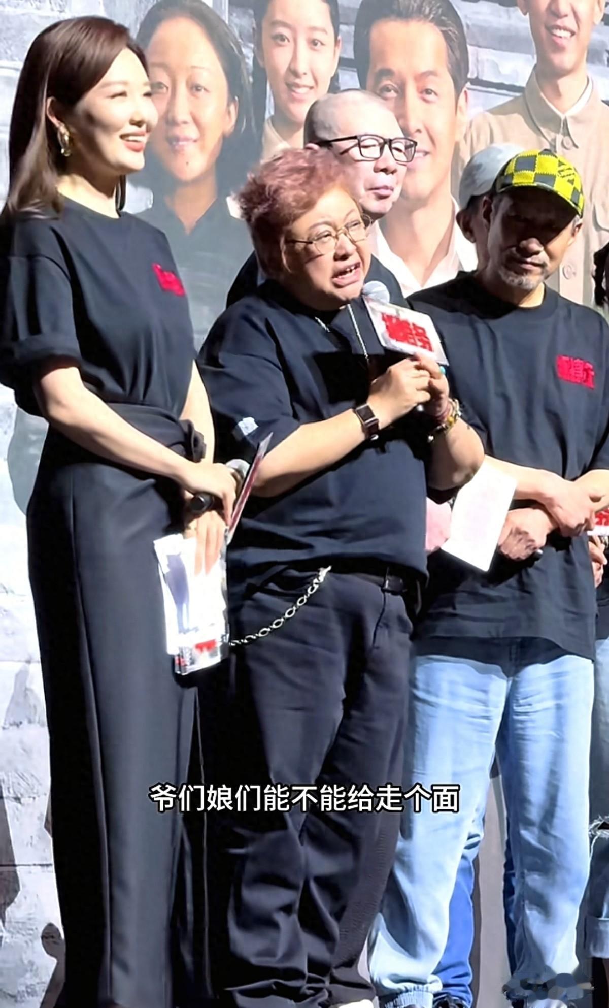 韩红风波后，去内蒙做慈善，不穿名牌感动落泪，明星力挺证明自己