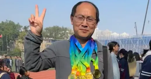 49岁淮南一中刘松老师去世，突发心梗倒在垃圾桶旁，学校发讣告