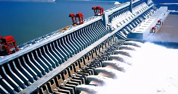 三峡水库最大蓄水393亿立方米，若打开闸门一次放完，需要多久？